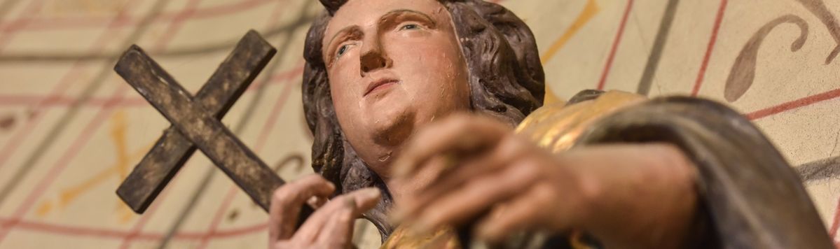 Skulptur des heiligen Pankratius in der Kirche Sankt Pankratius in Königswinter. Der Heilige hält ein Kreuz in der Hand. Die Benediktinerpropstei erwarb um 1700 die farbig gefasste barocke Pankratiusfigur.