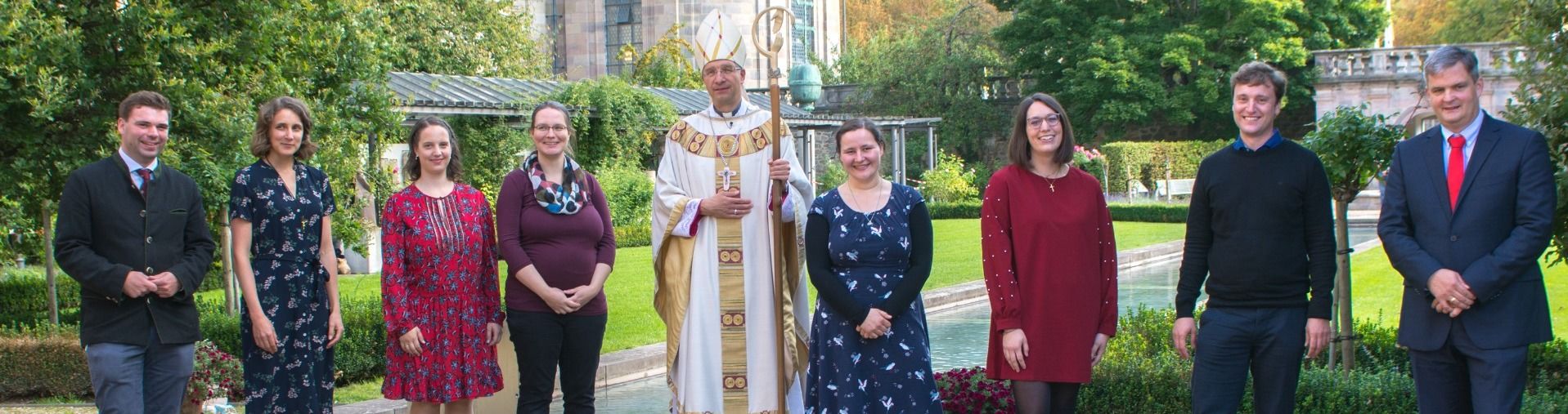 Feierliche Aussendung in den Pastoralen Dienst des Bistums Fulda / v.l.n.r.: Pascal Silbermann, Eva-Maria Böhm, Victoria Angelstein, Katharina Pieper, Bischof Dr. Michael Gerber, Konstanze Kortüm, Lisa Zerr, Dr. Martin Nitsche und Marcus Henning (Diözesanreferent)