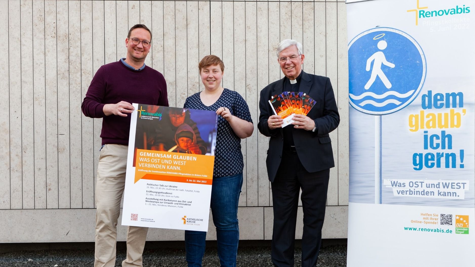 Gemeinsam mit (v. l.) Steffen Jahn und Paulina Hauser vom Referat Weltkirche präsentiert Weihbischof Prof. Dr. Karlheinz Diez als Bischofsvikar für die Weltkirche das umfangreiche Programm zur Eröffnung der bundesweiten Renovabis-Pfingstaktion im Bistum Fulda. Foto: Bistum Fulda / Burkhard Beintken 