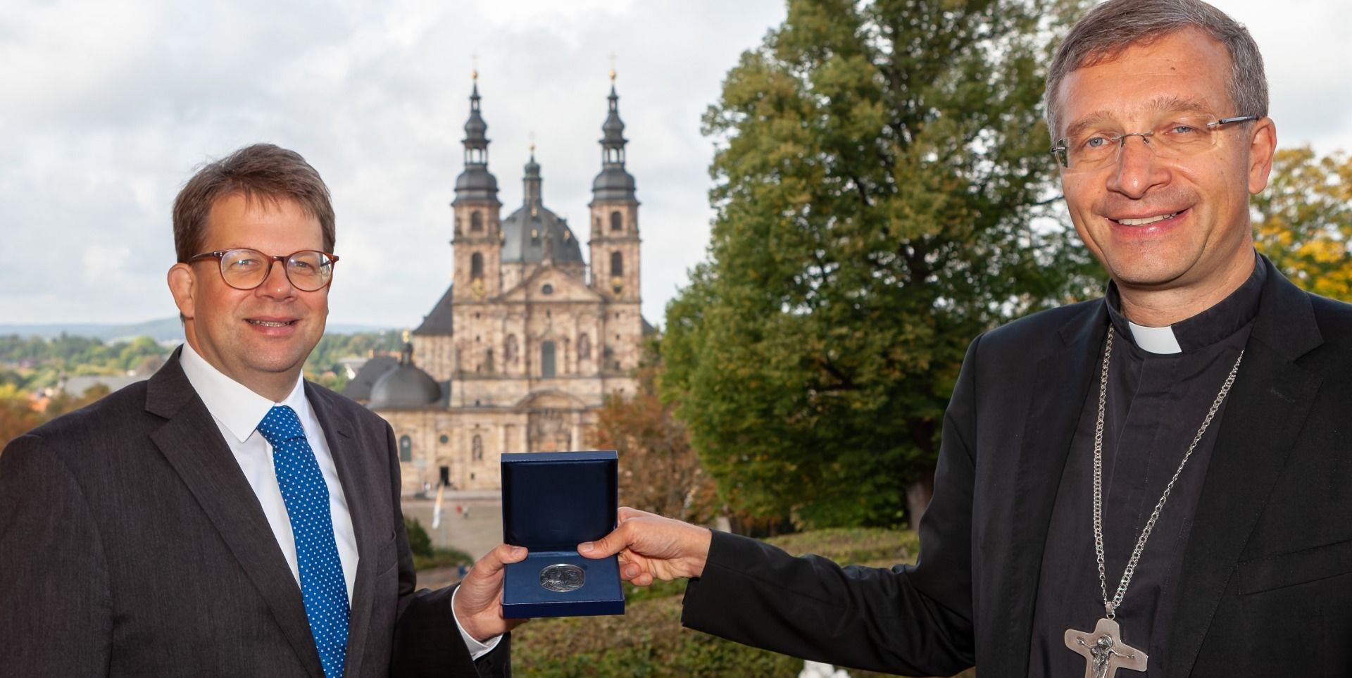 Im Namen der Deutschen Bischofskonferenz überreichte Bischof Dr. Michael Gerber (r.) eine Geschenkplakette an Fuldas Oberbürgermeister Dr. Heiko Wingenfeld. Foto: Bistum Fulda / Burkhard Beintken   