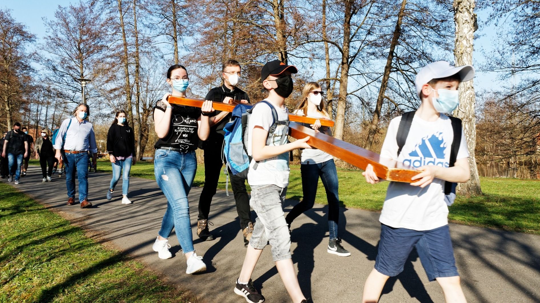 Gemeinsam mit Bischof Dr. Michael Gerber haben Jugendliche aus Eichenzell das Weltjugendtagskreuz auf einem Pilgerweg durch die Fuldaauen nach Löschenrod gebracht. Fotos: Bistum Fulda / Burkhard Beintken