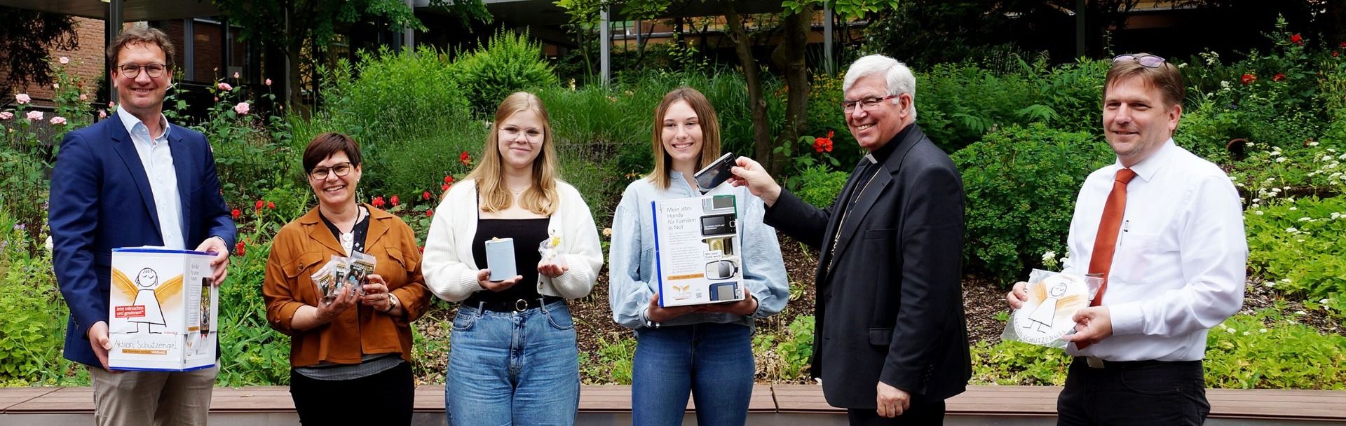 Der Bischofsvikar für die Weltkirche, Weihbischof Prof. Dr. Karlheinz Diez (5. v. l.), besuchte gemeinsam mit Steffen Jahn, Referatsleiter Weltkirche  und Missio (l.) die Handy-Sammelaktion an der Marienschule Fulda. Foto: Bistum Fulda / Referat Weltkirche und Missio