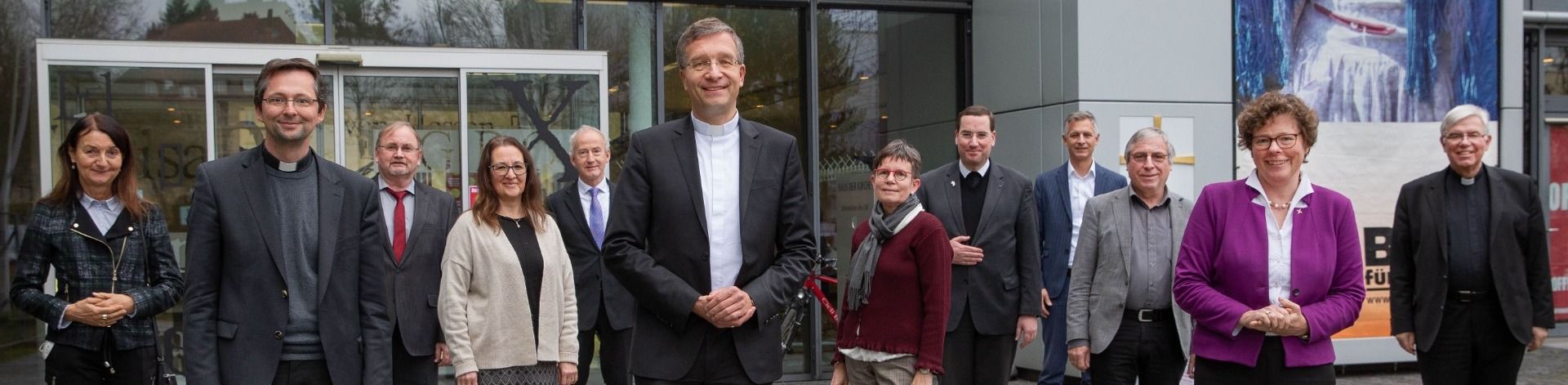 Fotohinweis: Die Kirchenleitungen der Evangelischen Kirche von Kurhessen-Waldeck und des Bistums Fulda trafen  sich coronakonform im Haus der Kirche in Kassel (v.l.): OLKRin Claudia Brinkmann-Weiß, Domkapitular Thomas Renze, OLKR Dr. Rainer Obrock, Gabriele Beck („Bistumsprozess 2030“), Pfarrer Dr. Martin Streck, Bischof Dr. Michael Gerber, OLKRin Dr. Gudrun Neebe, Diakon Dr. Stefan Wick, Diözesanökonom Gerhard Stanke, Vizepräsident Dr. Volker Knöppel, Bischöfin Dr. Beate Hofmann und Weihbischof Prof. Dr. Karlheinz Diez. Weitere Teilnehmende waren bei dem Treffen digital zugeschaltet.  medio.tv/schauderna