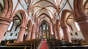 Blick in den Innenraum der Stiftskirche St. Johannes der Täufer.   Foto: Bistum Fulda / Bertram Lenz